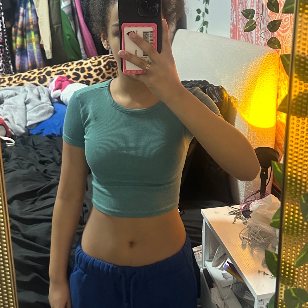 Ardene Teal Crop Top Size XS (fits like an XXS-XS)

-5’3
-usually an XS